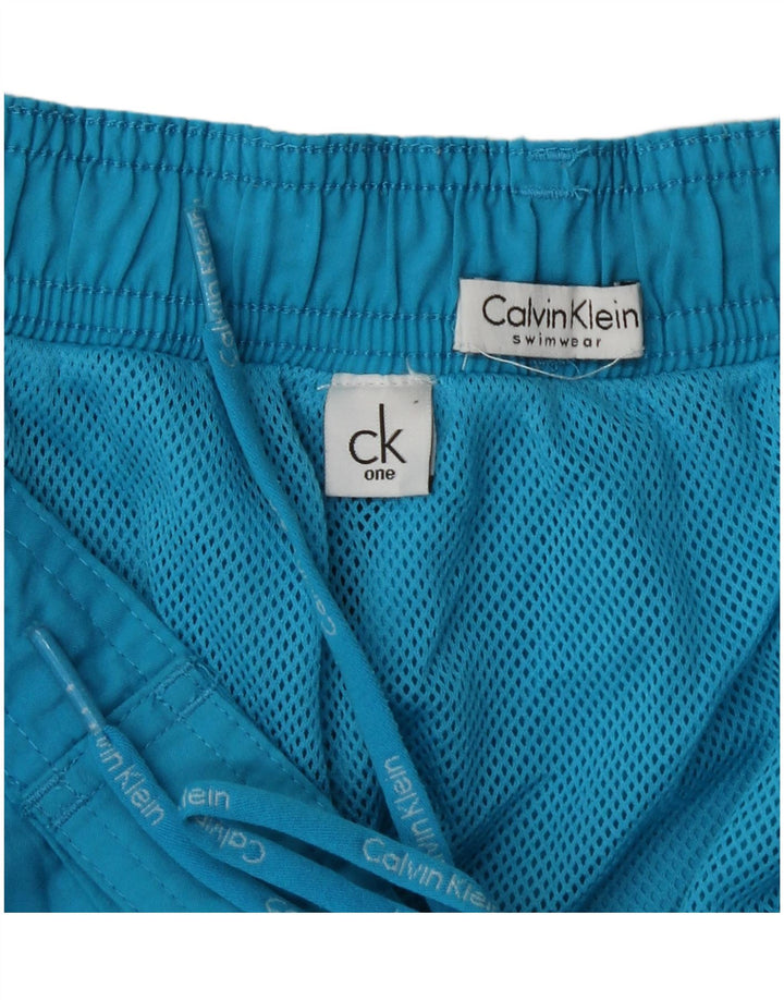 Shorts de natação masculino Calvin Klein gráfico grande bloco colorido azul
