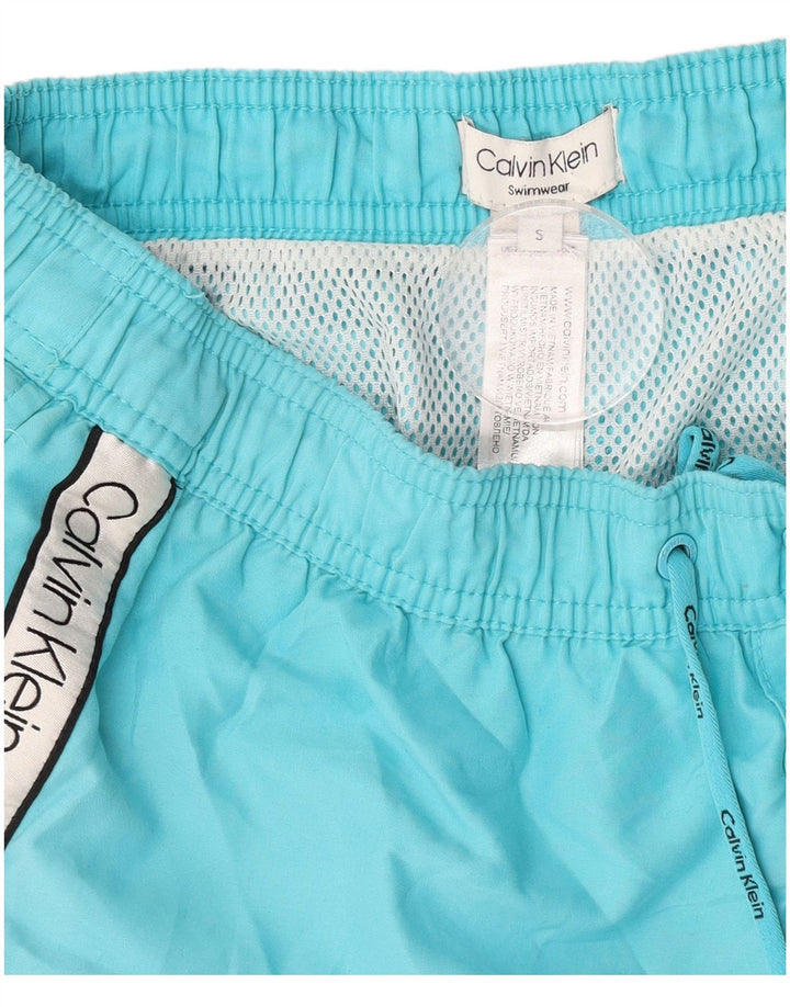 Calvin Klein Shorts de natação masculino gráfico pequeno azul colorblock poliéster