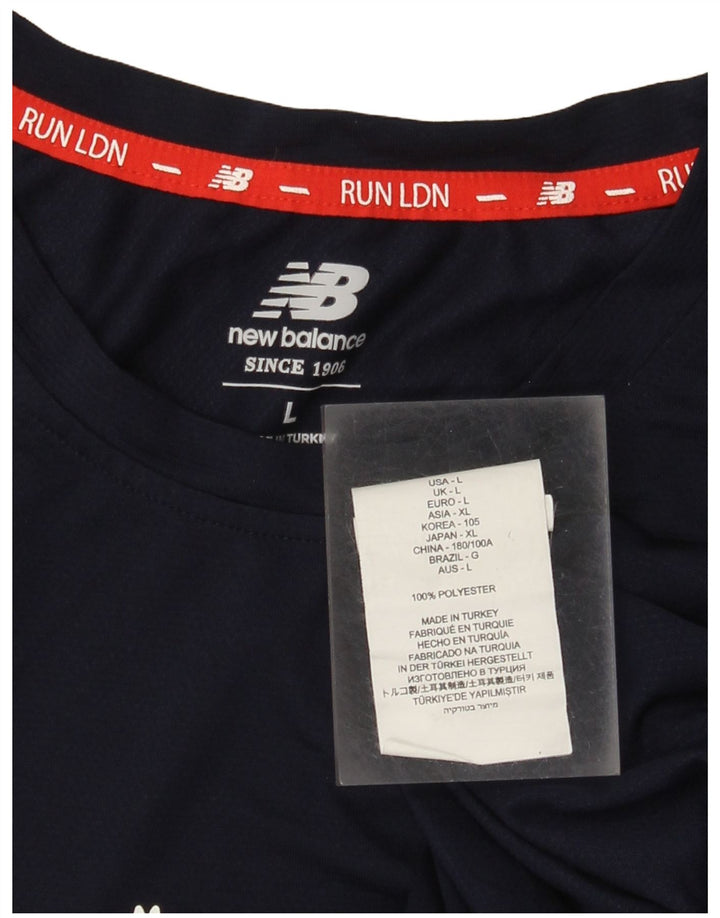 Camiseta gráfica masculina New Balance grande poliéster azul marinho