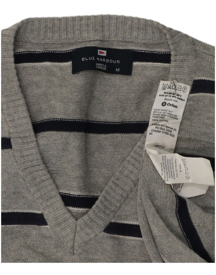 Suéter masculino Marks & Spencer Blue Harbor com decote em V listrado cinza médio