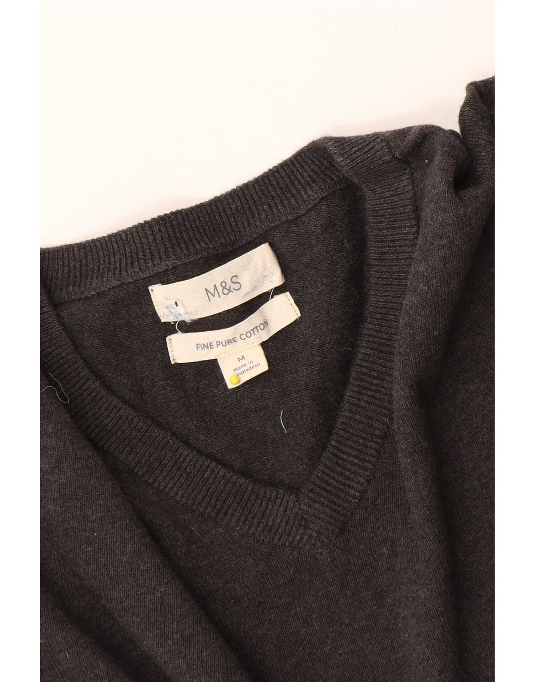 Suéter masculino Marks & Spencer com decote em V, algodão cinza médio