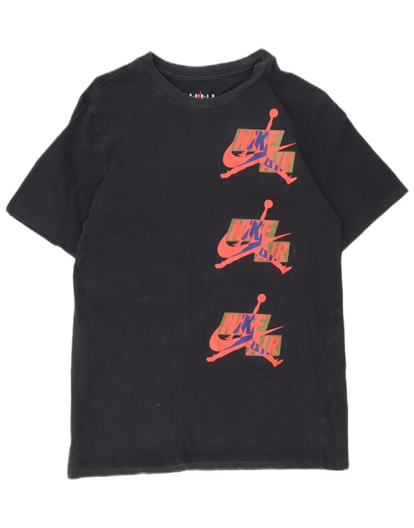 Camiseta masculina Jordan de ajuste padrão com estampa gráfica pequena de algodão preto