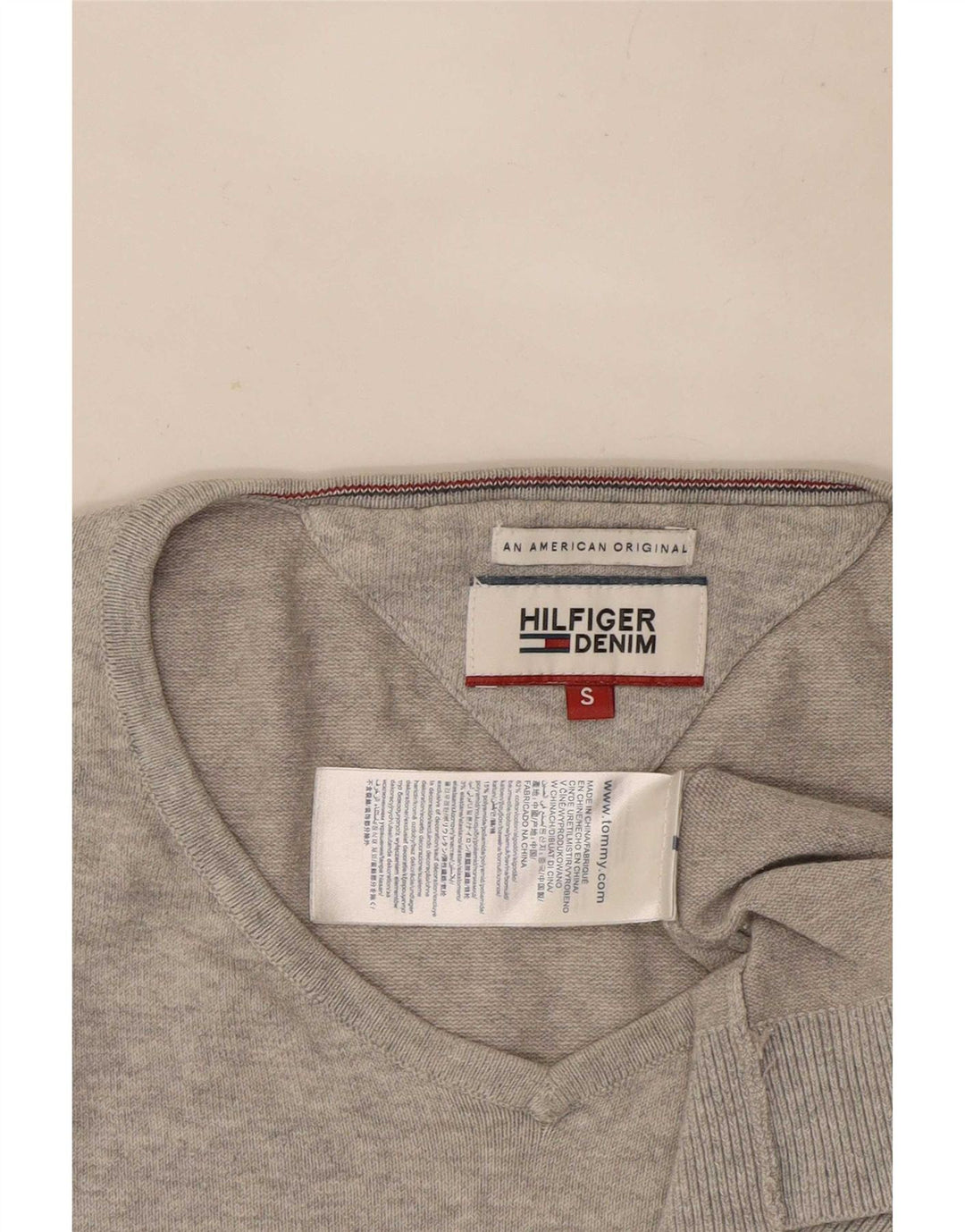 Suéter masculino Tommy Hilfiger com decote em V pequeno algodão cinza
