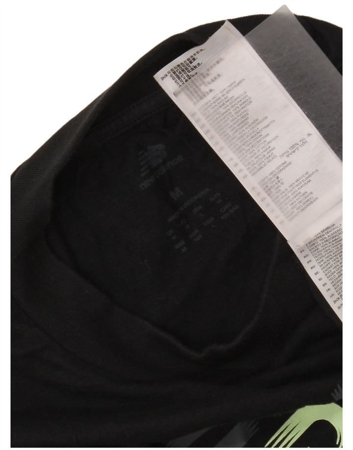 Camiseta gráfica masculina New Balance algodão preto médio