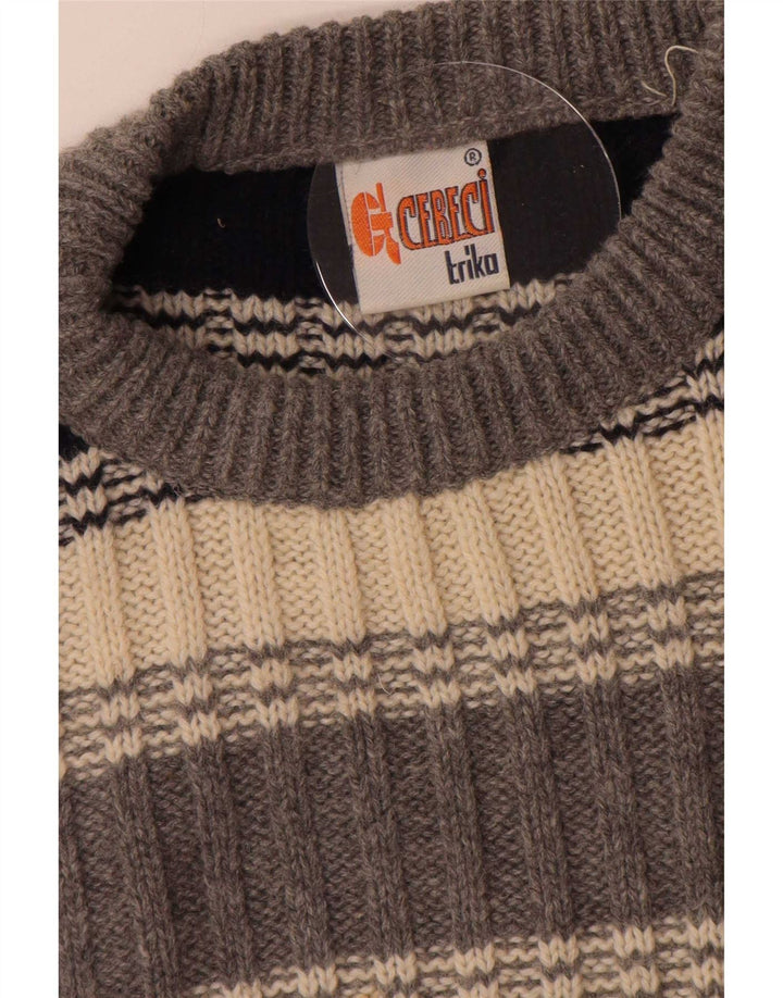 Suéter vintage masculino com gola redonda listrado cinza grande