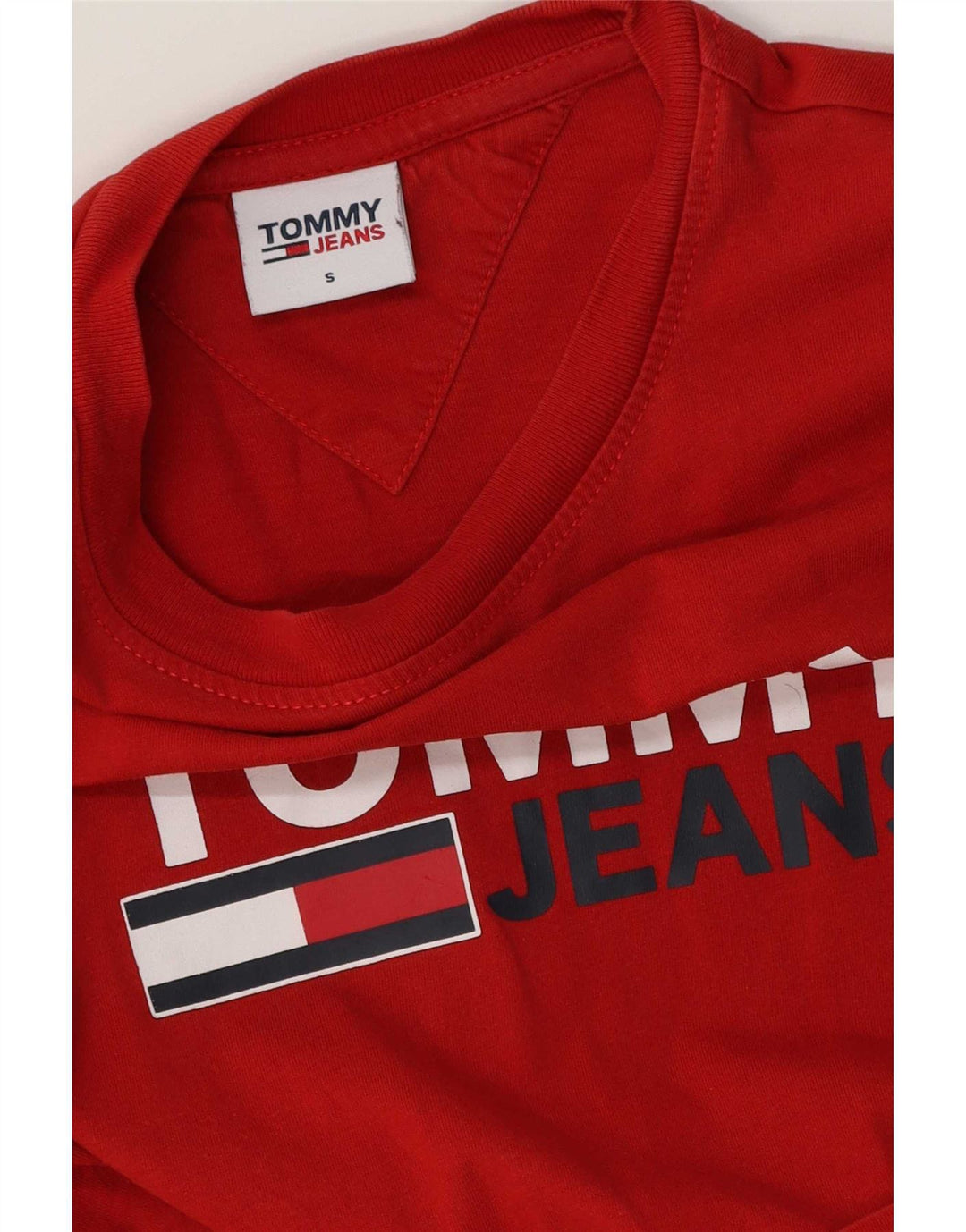 Camiseta masculina Tommy Hilfiger com estampa gráfica pequena vermelha