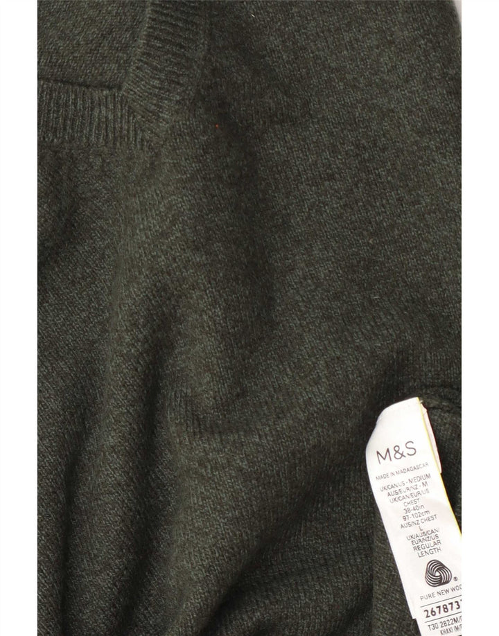 Suéter masculino Marks & Spencer com decote em V de lã verde médio