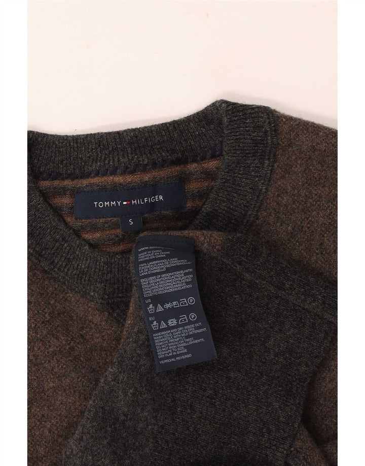 Suéter masculino Tommy Hilfiger com gola redonda e bloco colorido cinza pequeno