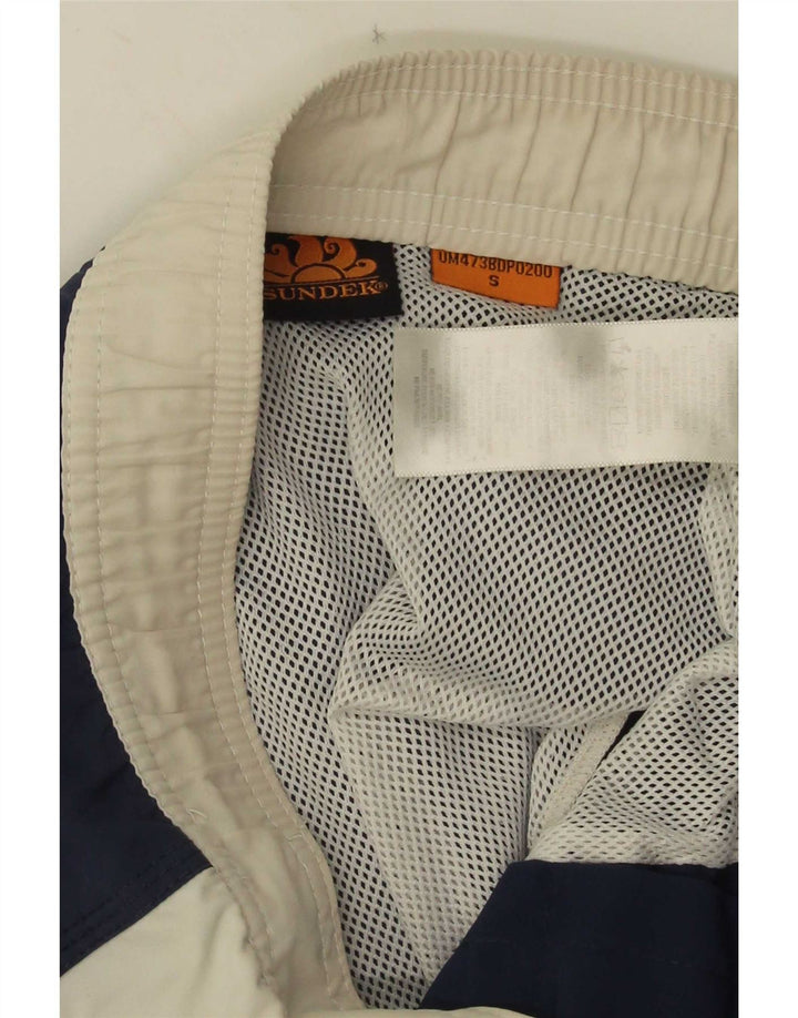 Sundek Mens Graphic Natação Shorts Pequeno Poliéster Colourblock Azul Marinho