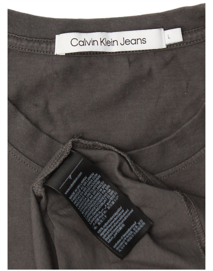 Camiseta masculina CALVIN KLEIN JEANS com estampa gráfica grande de algodão cinza
