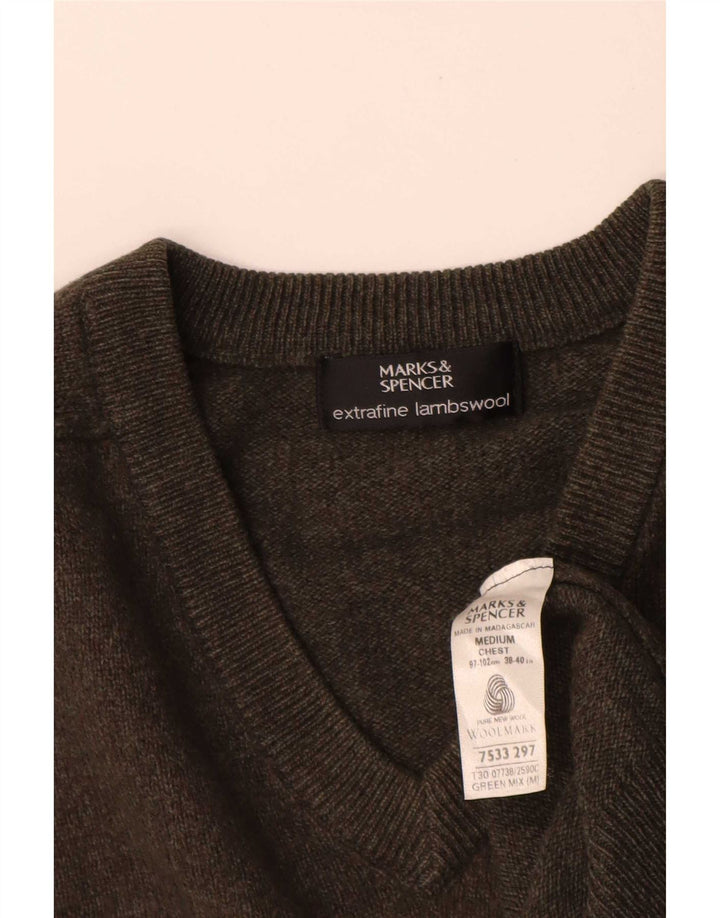 Suéter masculino Marks & Spencer com decote em V de lã de cordeiro verde médio