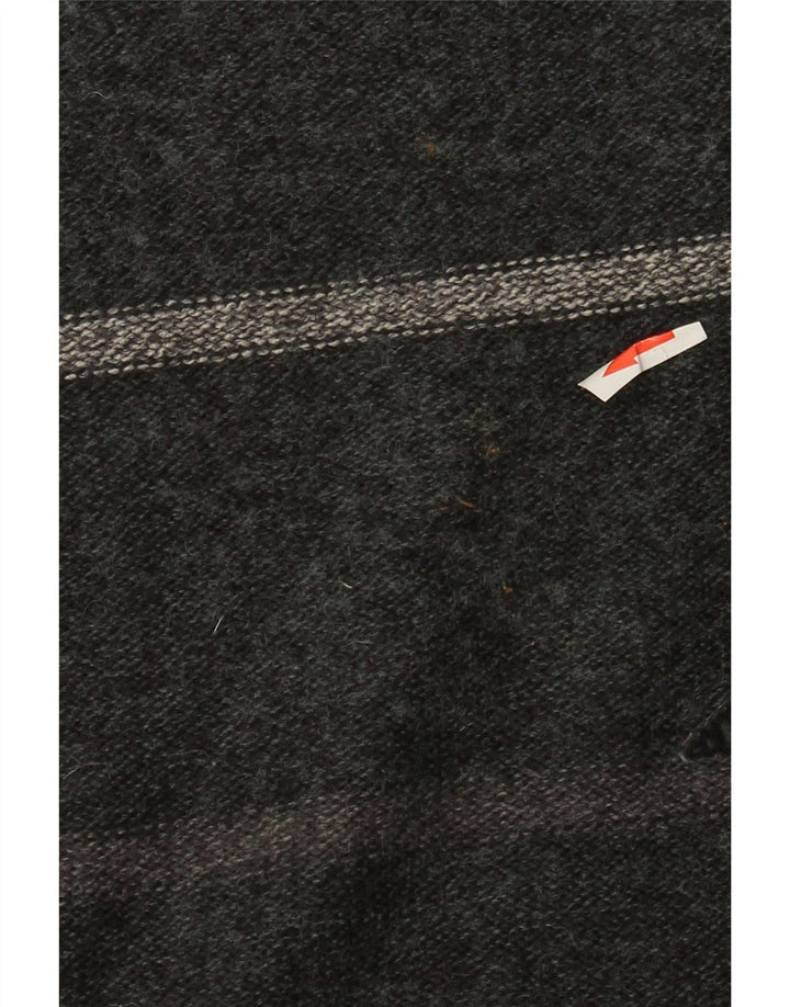 Suéter vintage masculino com gola redonda e acrílico geométrico cinza médio