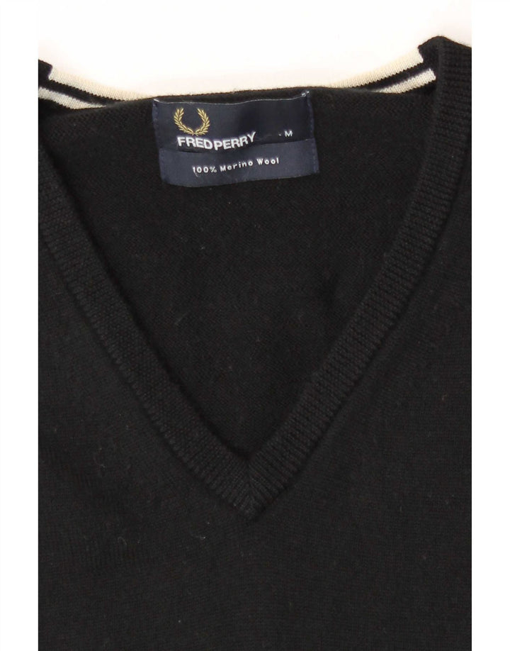 Suéter masculino Fred Perry com decote em V, lã merino preta média