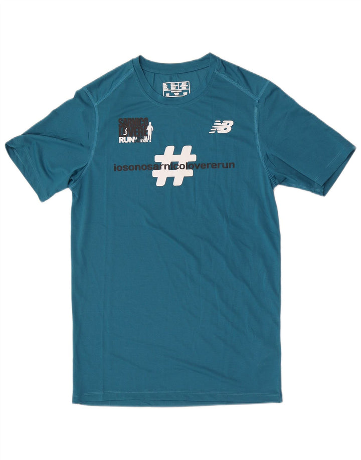 Camiseta masculina New Balance com estampa gráfica pequena azul poliéster