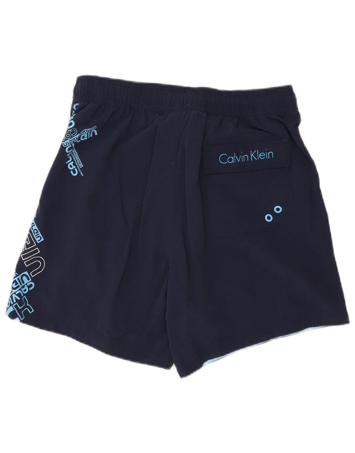 Calvin Klein Shorts de natação masculino gráfico pequeno azul marinho nylon