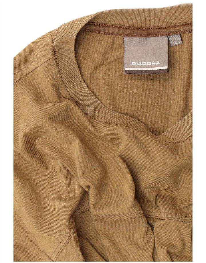 Camiseta masculina gráfica DIADORA grande marrom