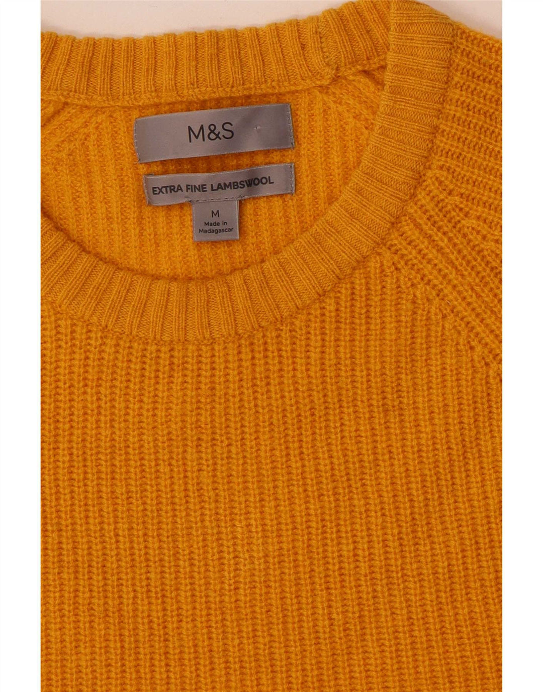 Suéter masculino Marks & Spencer com gola redonda, lã de cordeiro amarela média