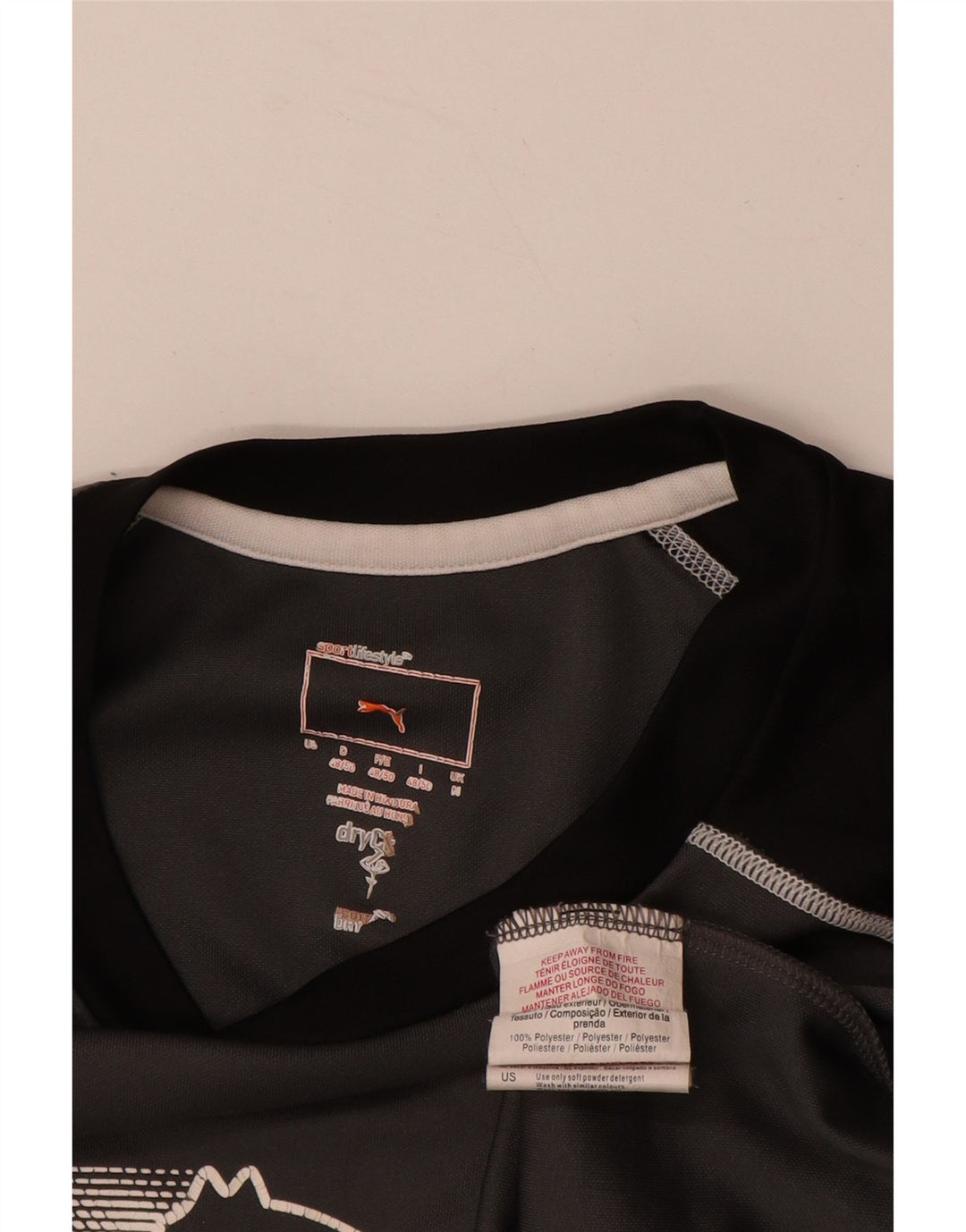 Camiseta masculina PUMA com estampa gráfica cinza médio em bloco colorido de poliéster