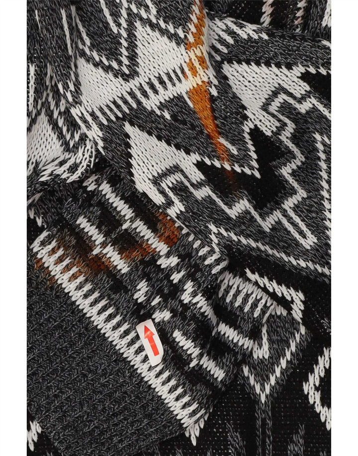 Suéter vintage masculino com gola canoa grande cinza geométrico