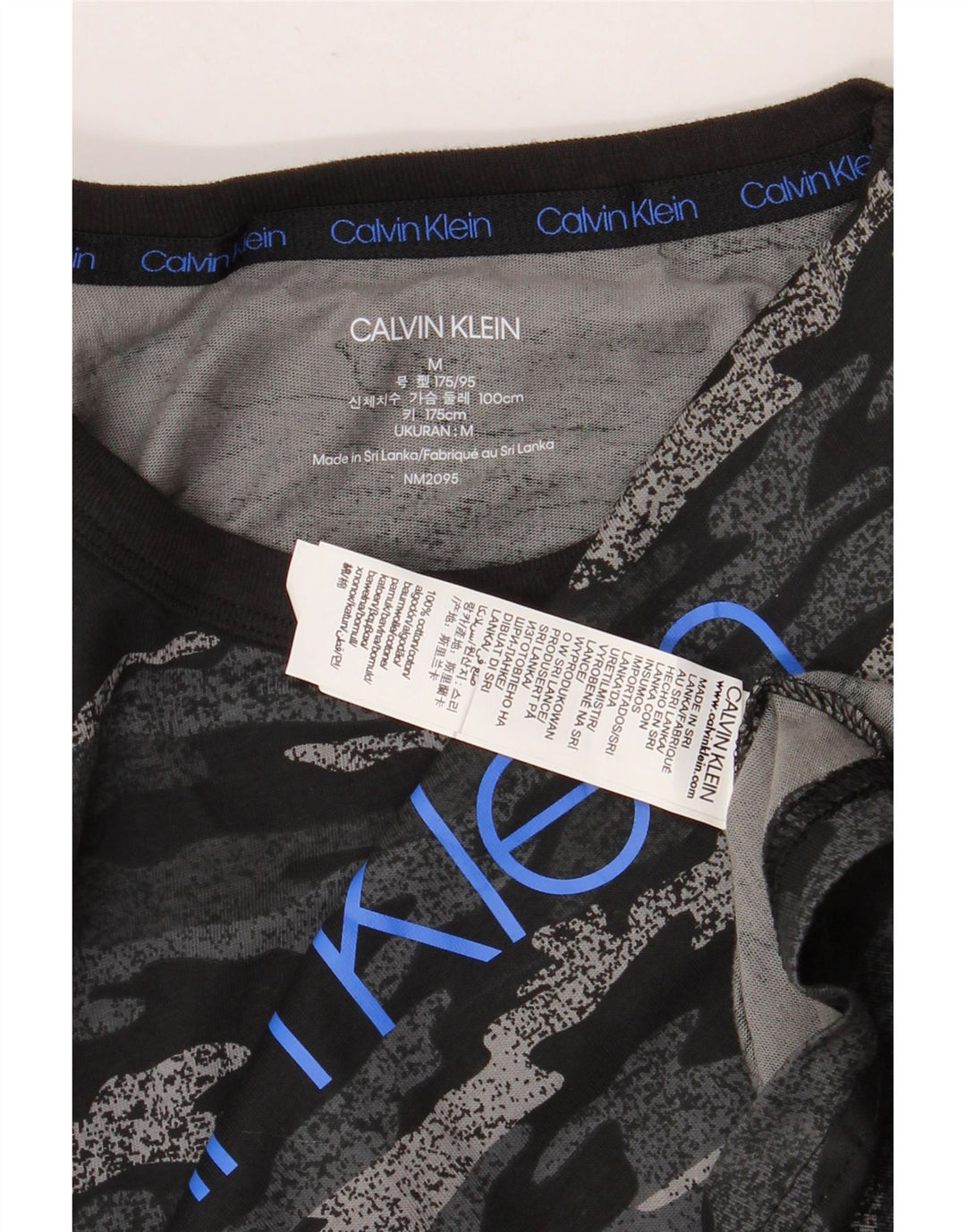 Camiseta masculina Calvin Klein com estampa gráfica, algodão camuflado preto médio
