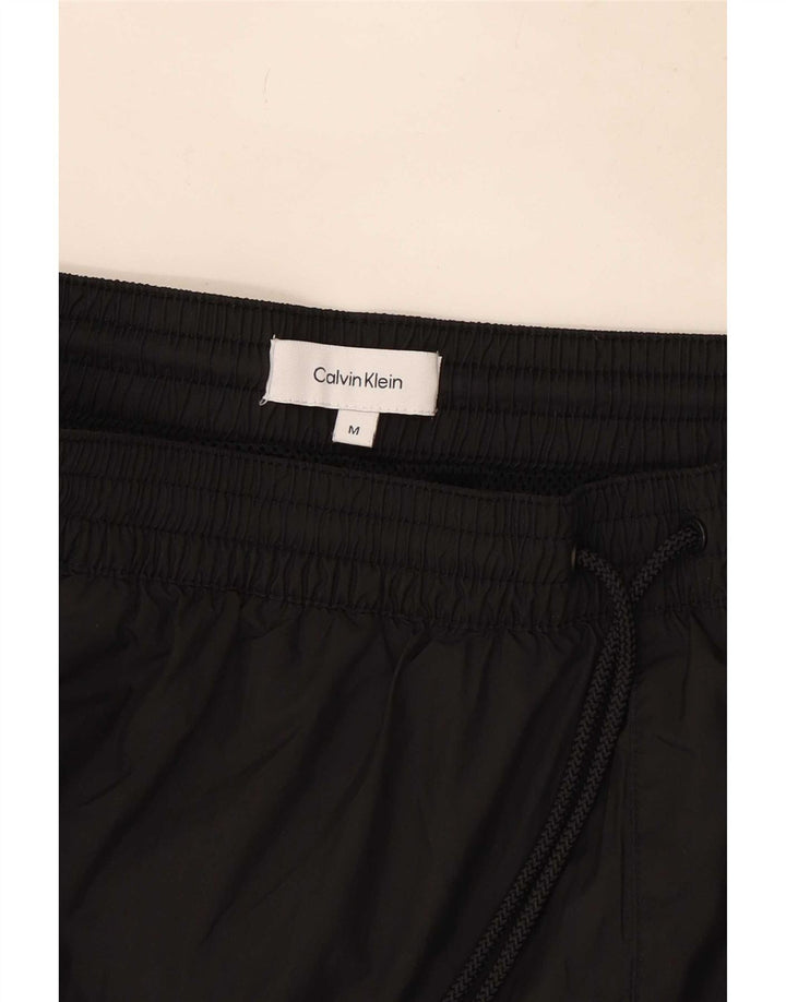 Shorts de natação masculino Calvin Klein gráfico médio preto colorblock