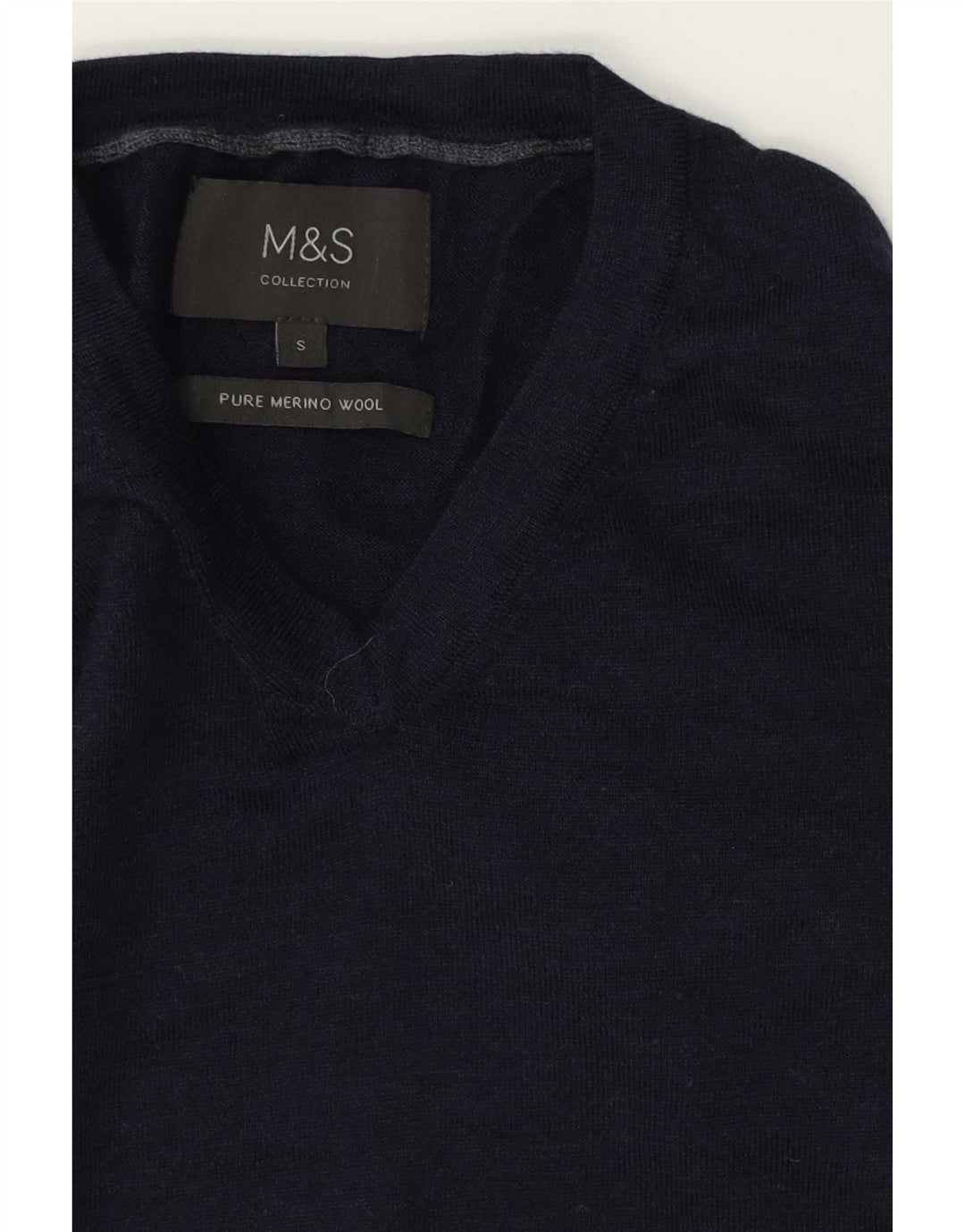 Suéter masculino Marks & Spencer com decote em V, pequeno, lã merino azul marinho