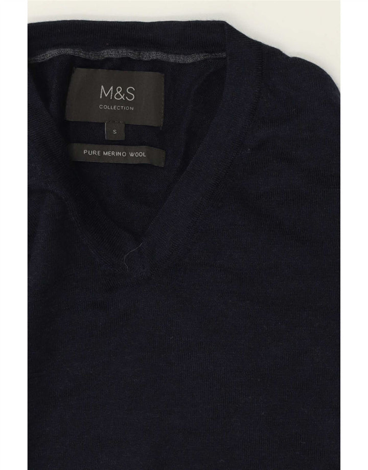 Suéter masculino Marks & Spencer com decote em V, pequeno, lã merino azul marinho