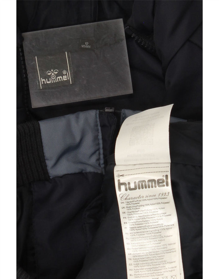 Jaqueta acolchoada com capuz gráfico HUMMEL para meninos 11-12 anos azul marinho bloco colorido