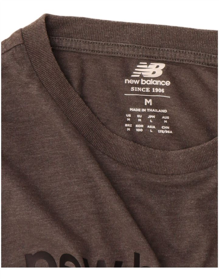 Camiseta gráfica masculina New Balance cinza médio