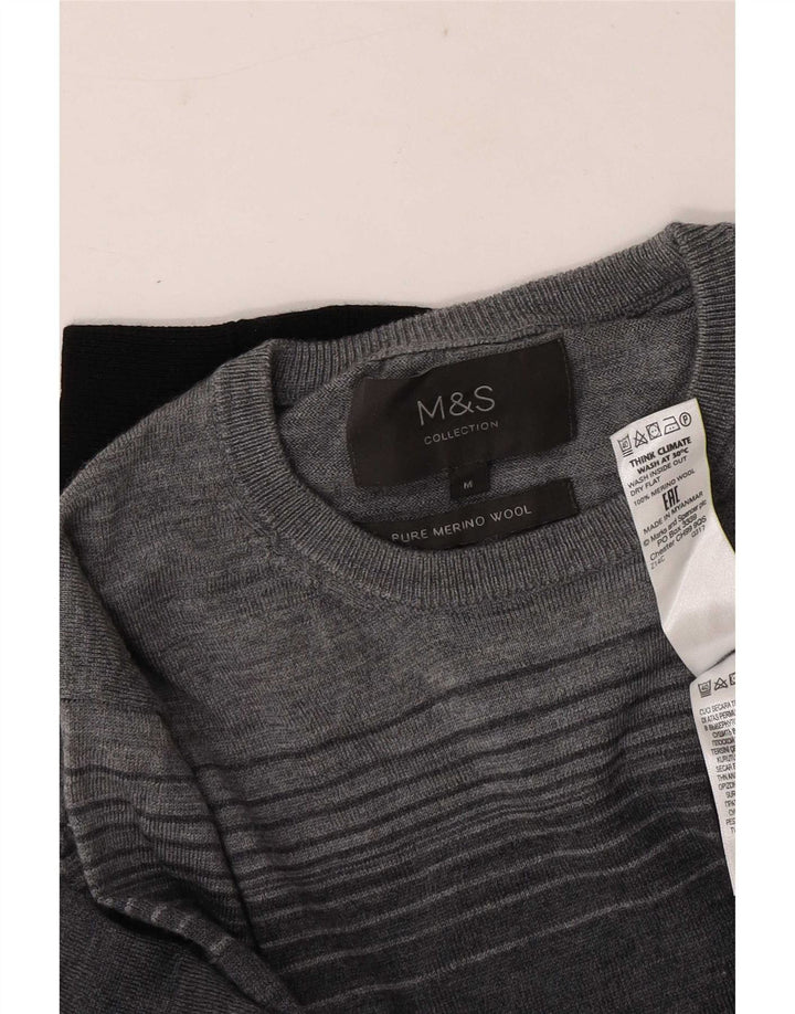 Suéter masculino Marks & Spencer com gola redonda, bloco colorido azul marinho médio