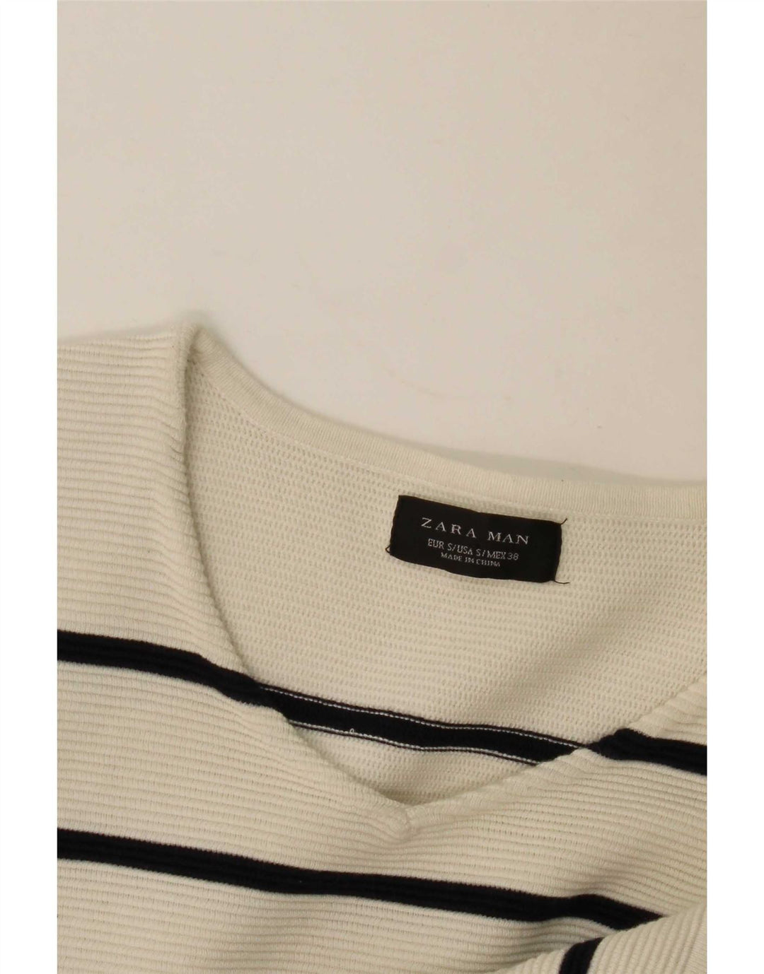 Suéter masculino Zara com decote em V pequeno listrado branco