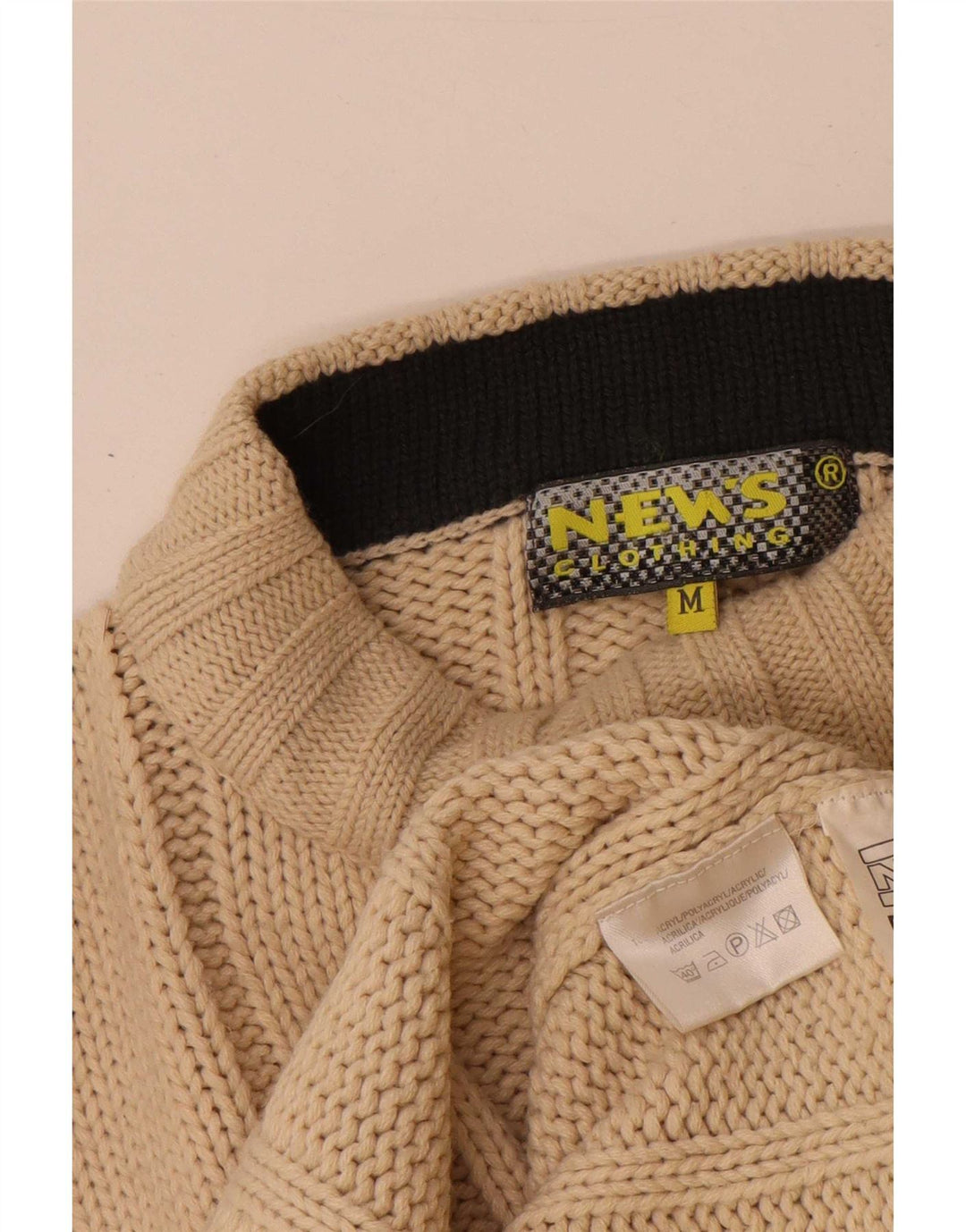 Suéter vintage masculino com gola tartaruga listrado bege médio