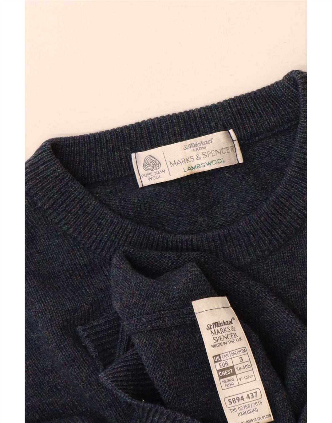 Suéter masculino Marks & Spencer com gola redonda, lã de cordeiro azul médio