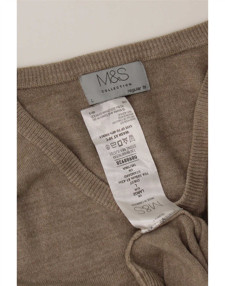 Suéter masculino Marks & Spencer com ajuste regular e decote em V, grande acrílico bege