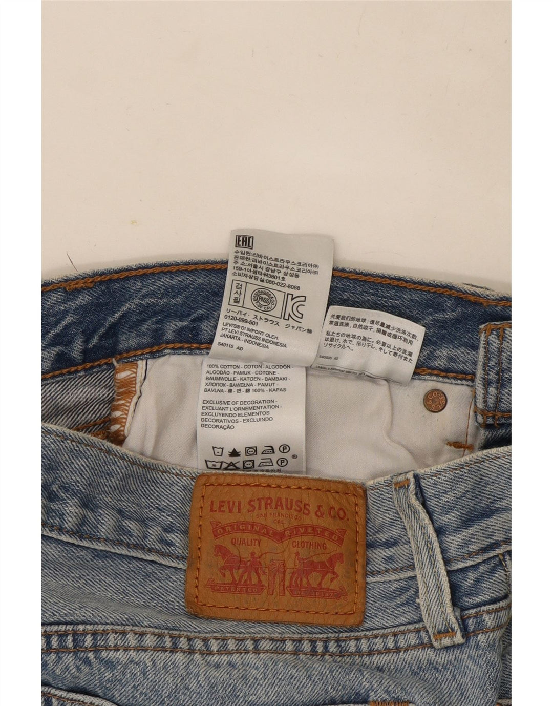 Mini saia jeans feminina Levi's desgastada W28 algodão azul médio