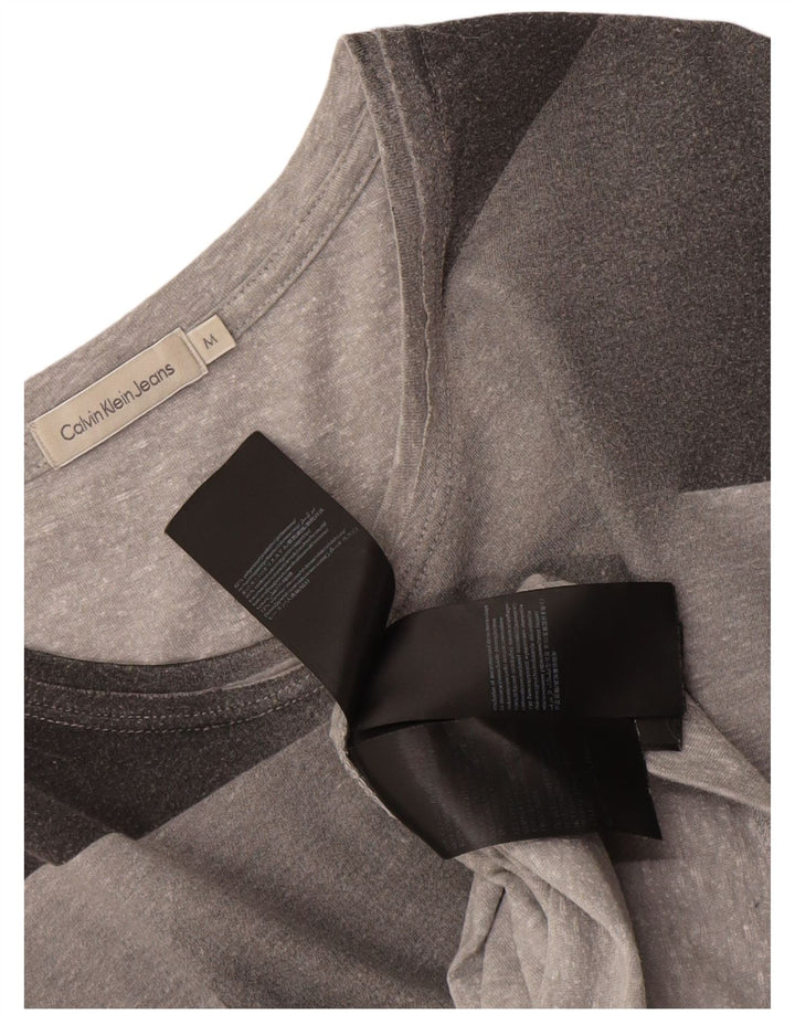 Camiseta feminina Calvin Klein Jeans com estampa gráfica cinza médio geométrico