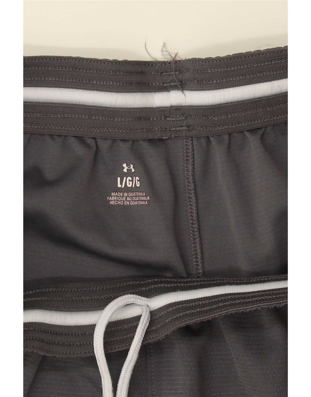 Shorts esportivos masculinos Under Armour grandes listrados cinza