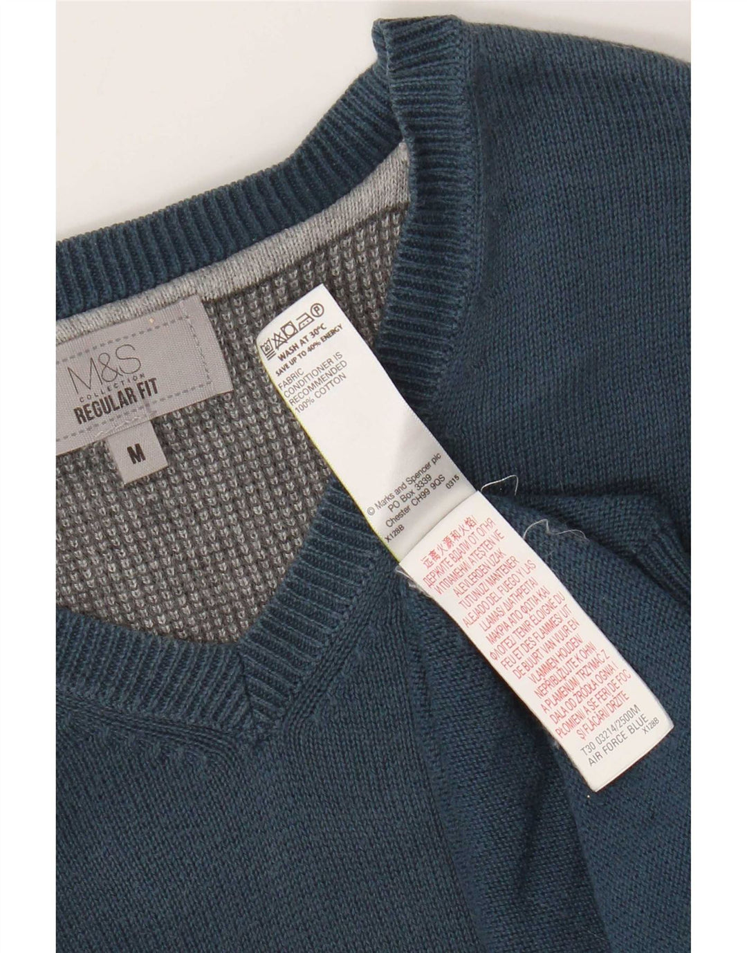 Suéter masculino Marks & Spencer com ajuste regular e decote em V de algodão azul médio