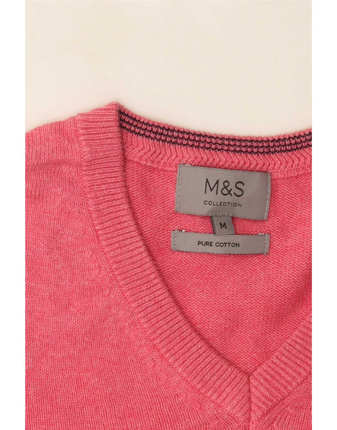 Suéter masculino Marks & Spencer com decote em V de algodão rosa médio