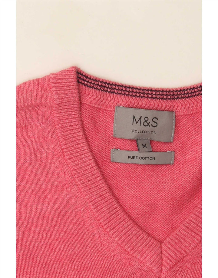 Suéter masculino Marks & Spencer com decote em V de algodão rosa médio