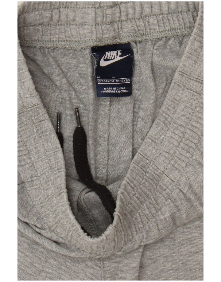 Shorts esportivos gráficos Nike Boys 10-11 anos cinza médio algodão