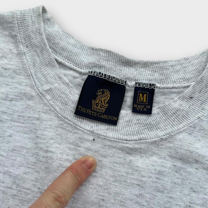 Camiseta gráfica vintage The Ritz Carlton - média