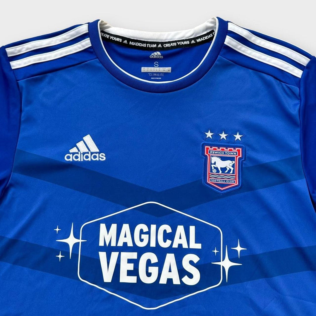 Camisa de futebol Ipswich Town Adidas - Pequena