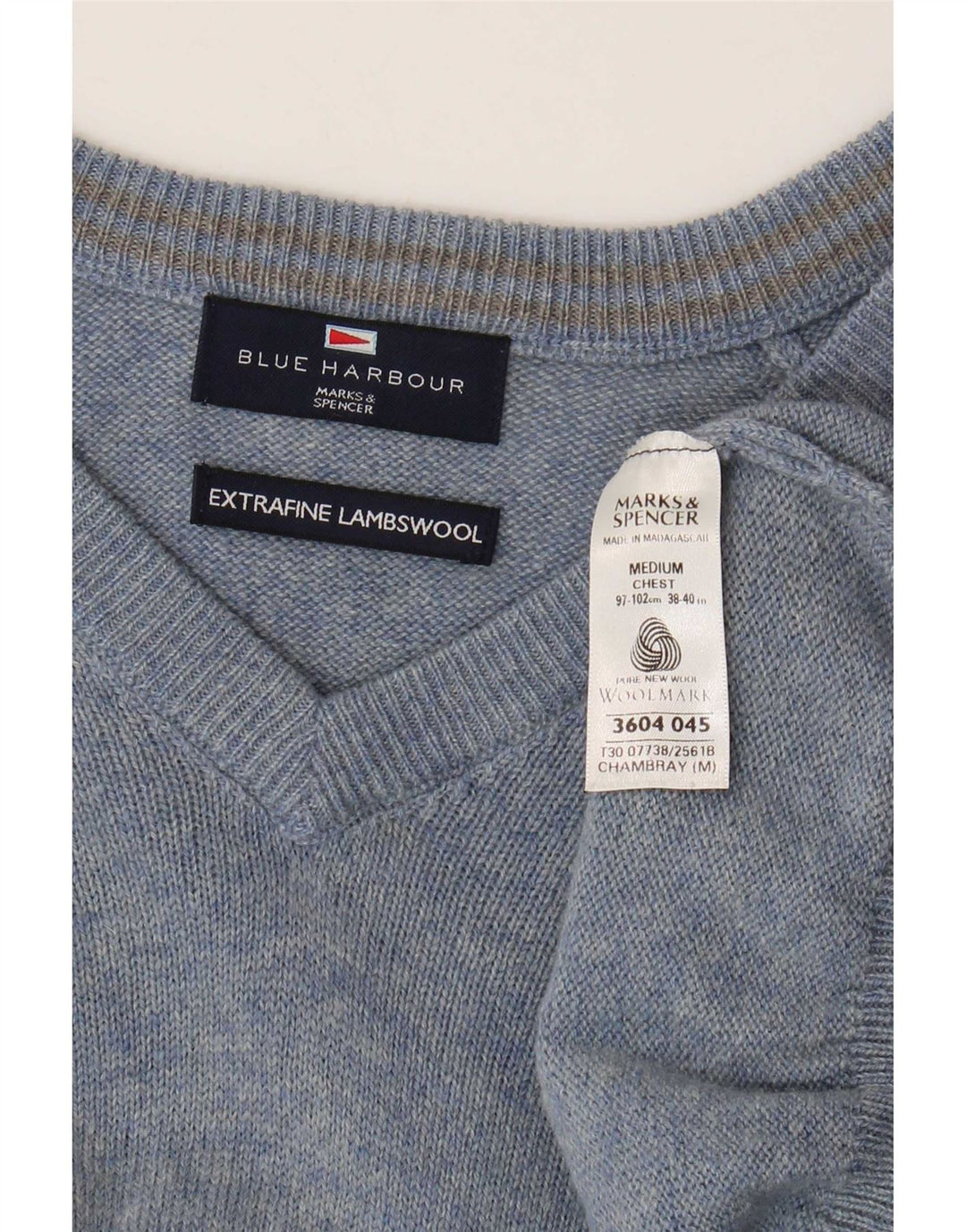 Suéter masculino Marks & Spencer Blue Harbor com decote em V azul médio