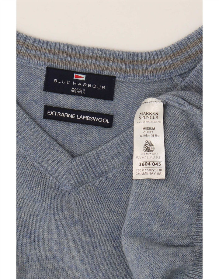 Suéter masculino Marks & Spencer Blue Harbor com decote em V azul médio