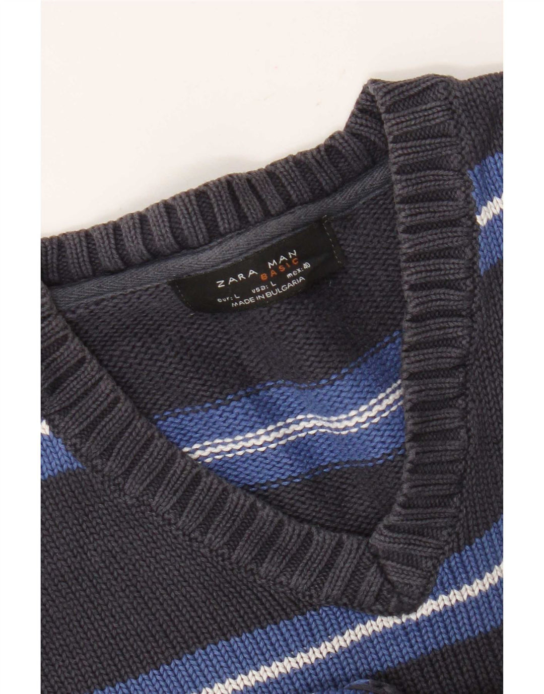 Suéter masculino Zara com decote em V grande listrado cinza