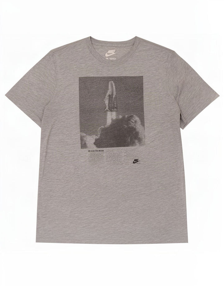 Camiseta Nike Masculina Regular Fit Graphic Top Grande Cinza Poliéster