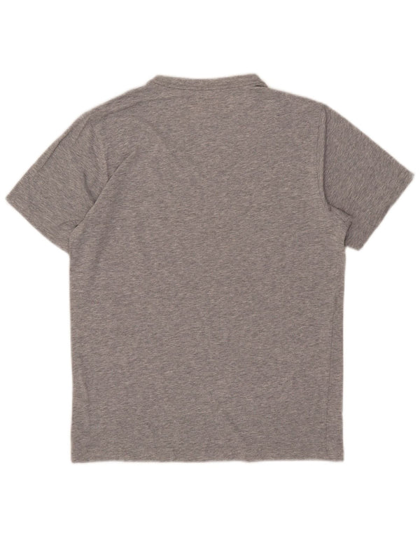 Camiseta gráfica masculina New Balance pequena cinza