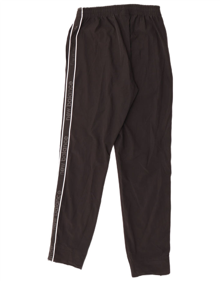 Calça esportiva masculina New Balance com estampa gráfica pequena de poliéster preto