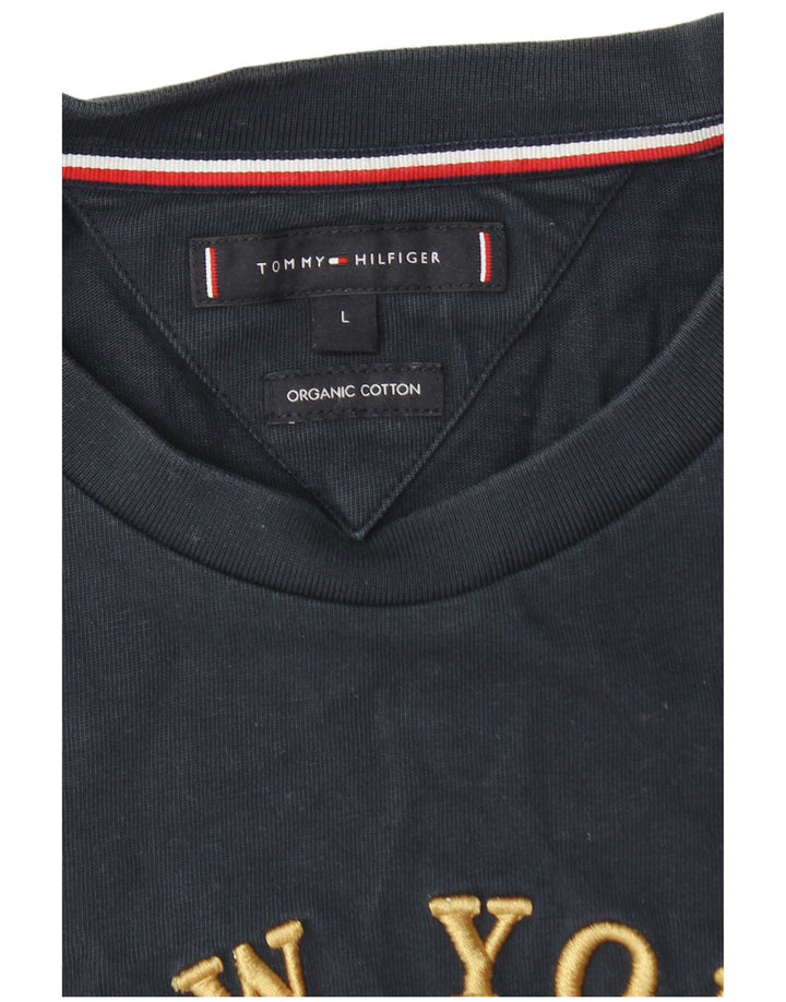 Camiseta feminina Tommy Hilfiger com estampa gráfica grande azul marinho